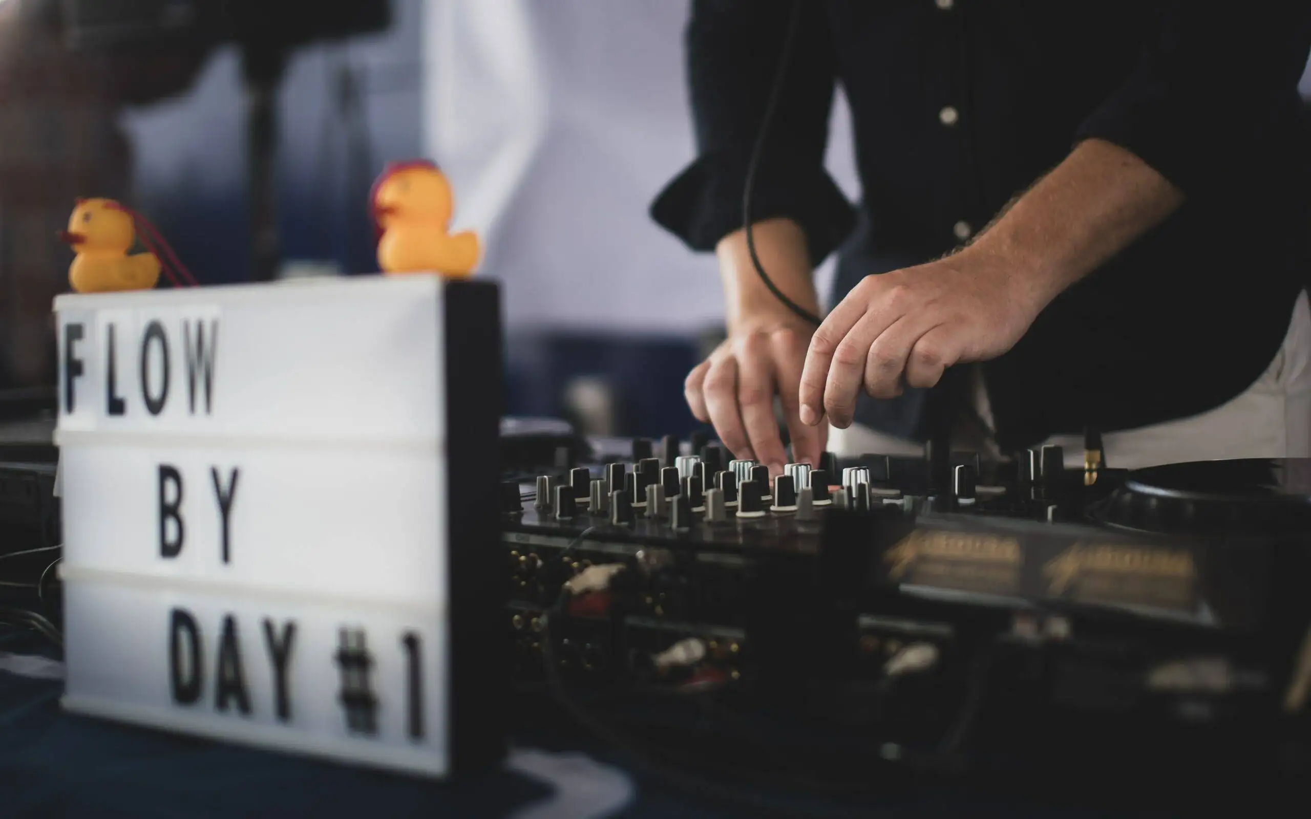 do djs make good money?